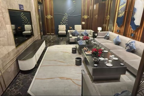 市中心高端KTV招聘酒水促销员 日结1500起提供住宿